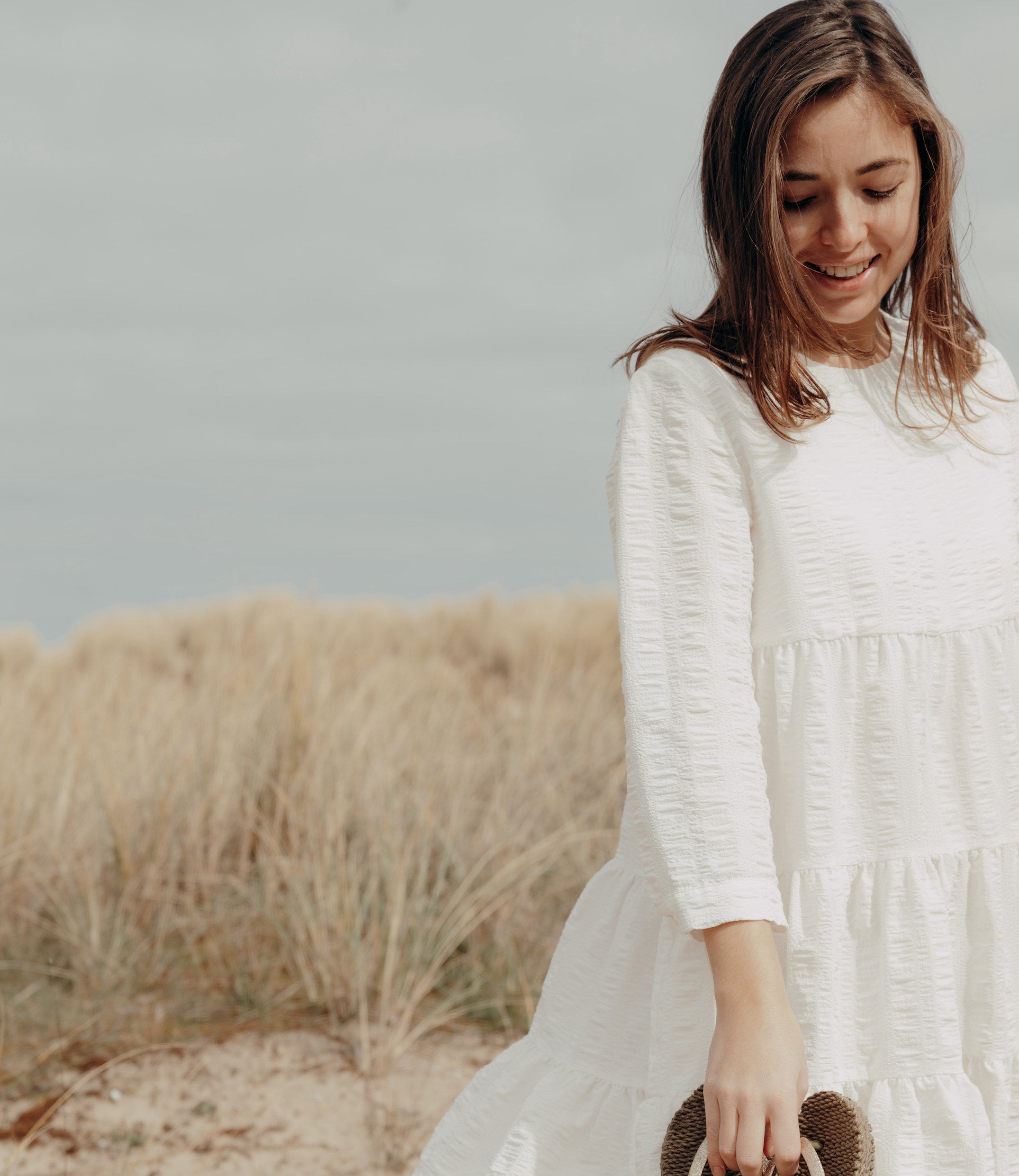 vrouw met witte jurk op strand