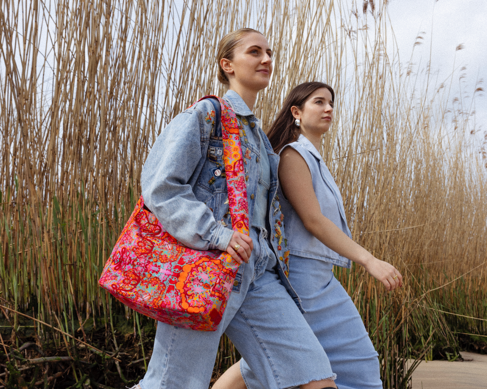 annaelle en vrouw met strandtas