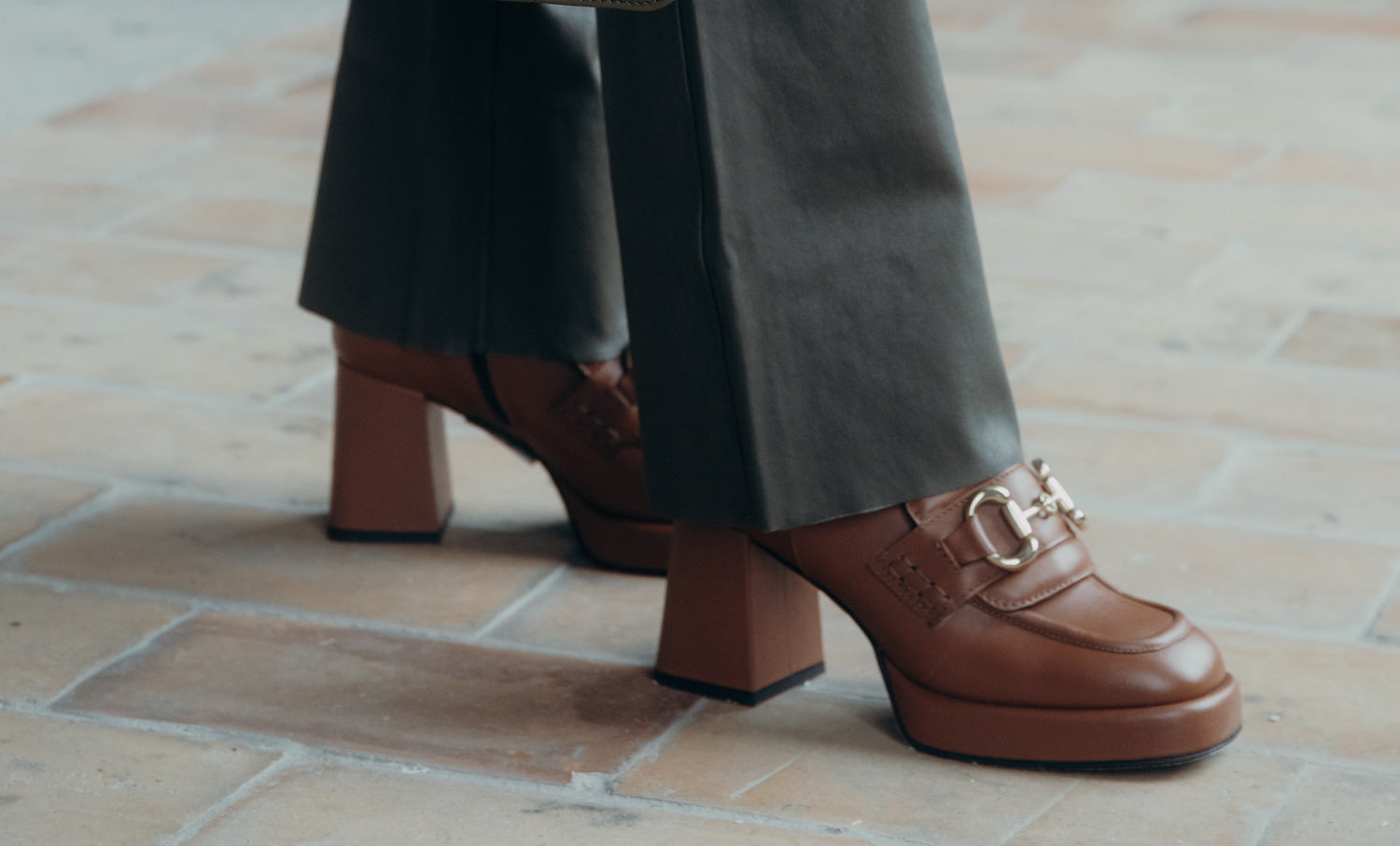 bruine booties onder flared broek