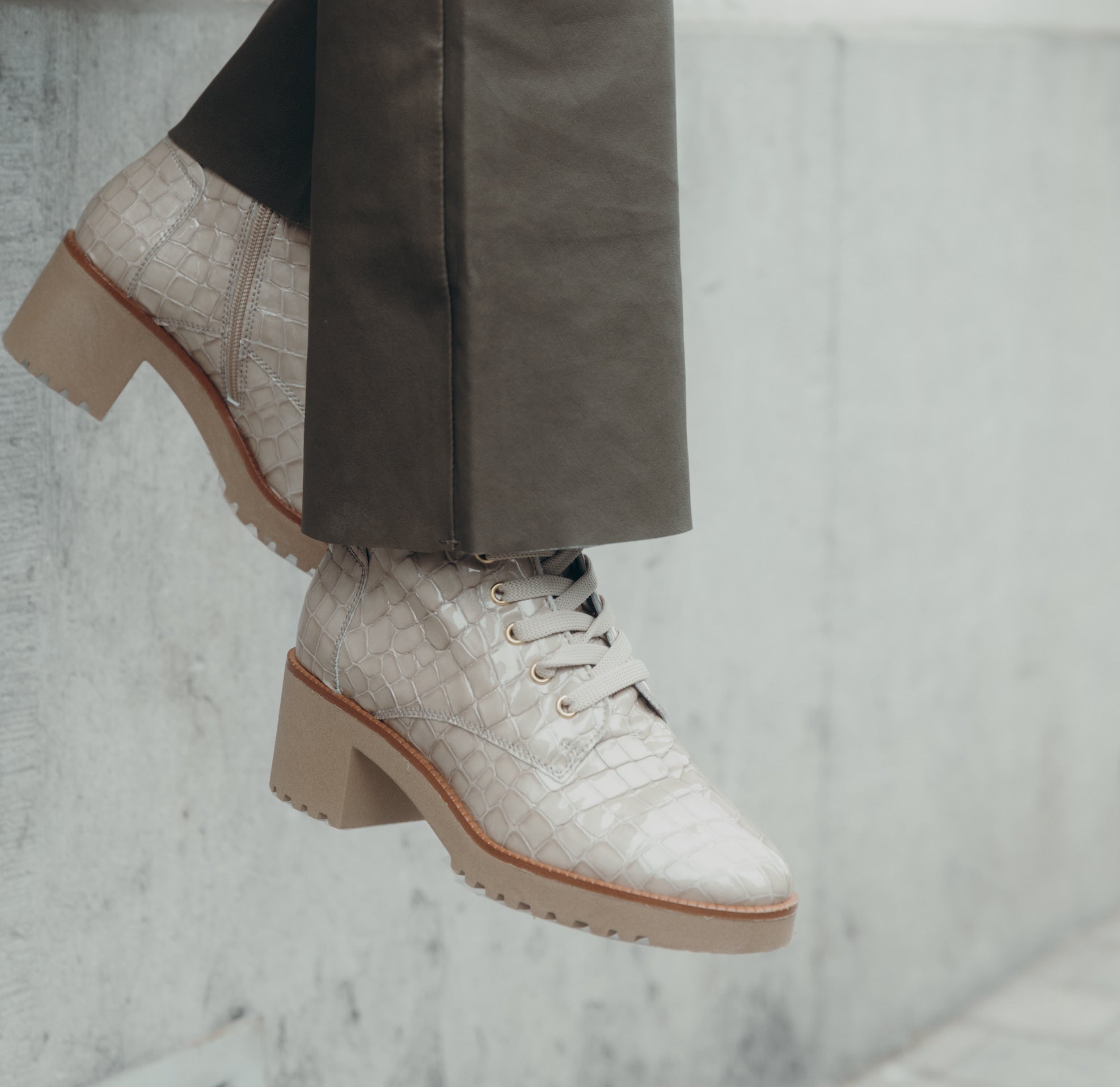 beige lakleren booties