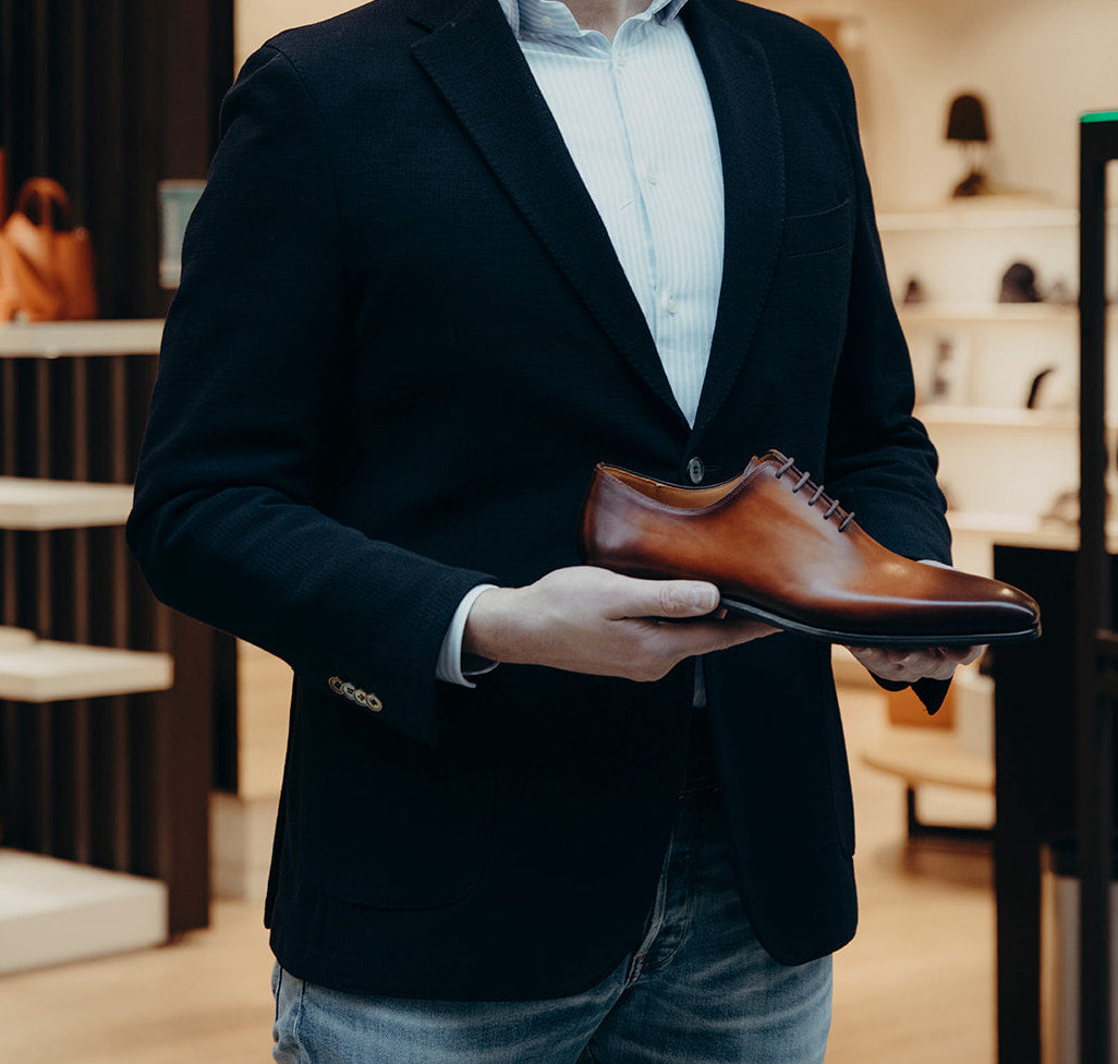 bruno in winkel met schoenen