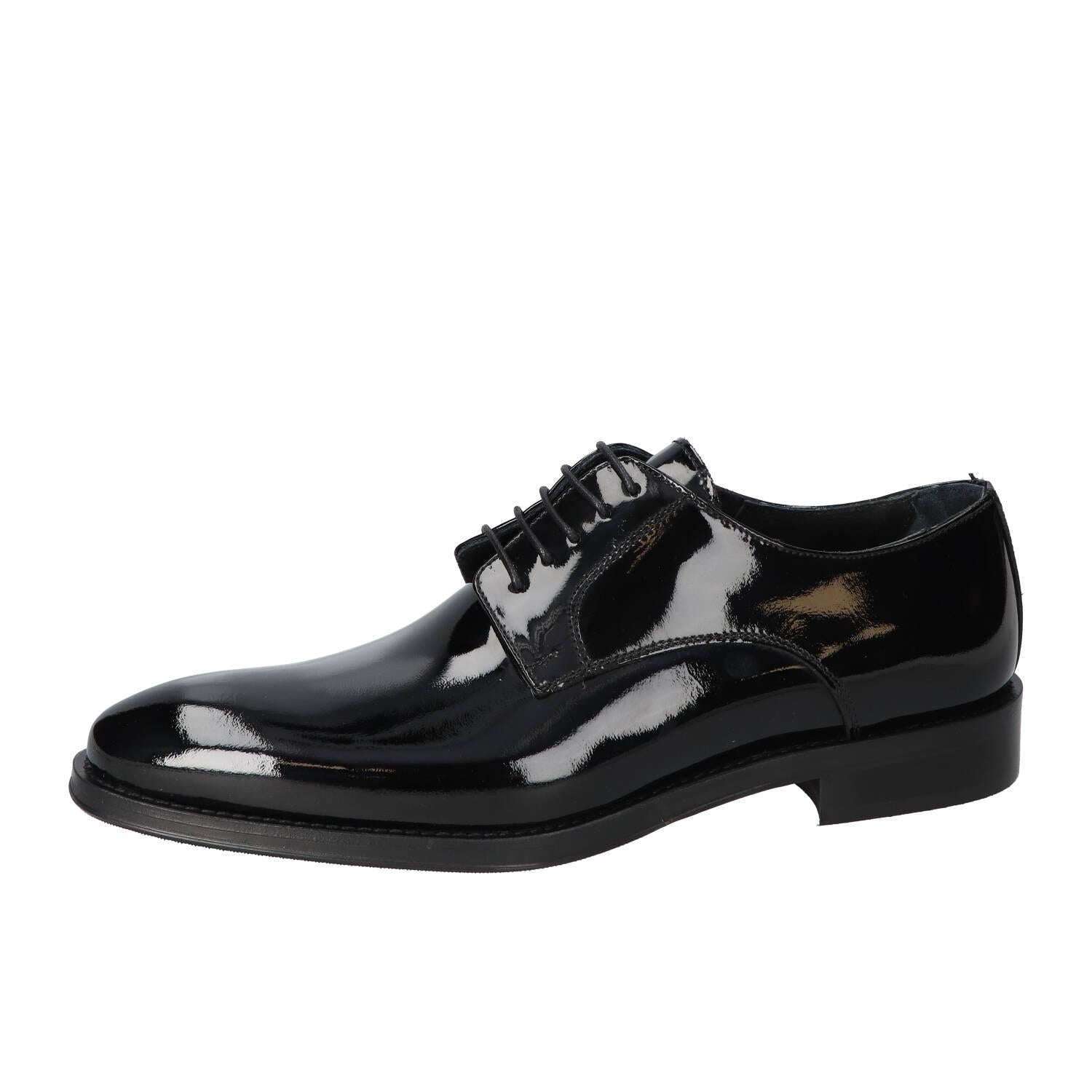 Veterschoenen, Zwart