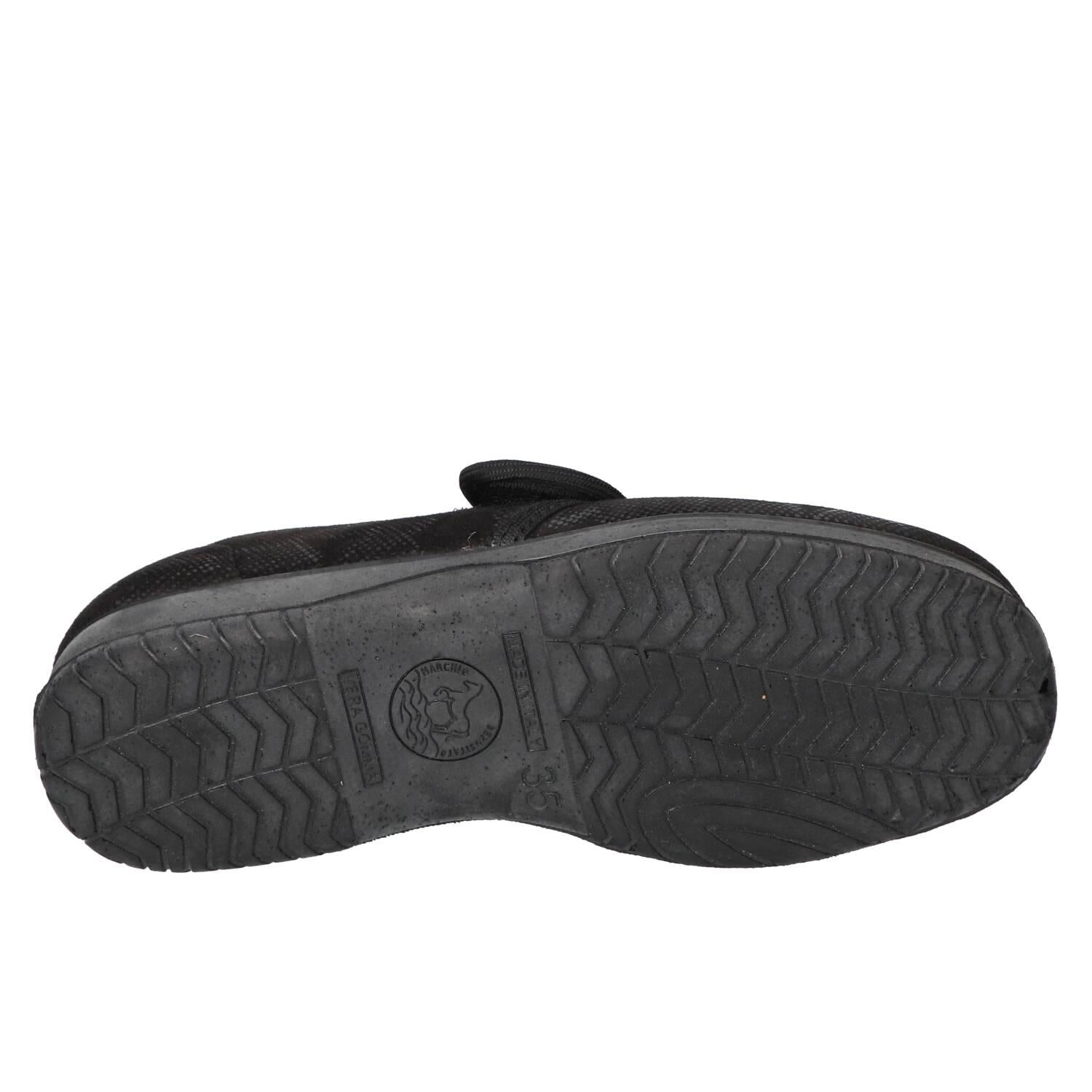 Pantoffels, Zwart