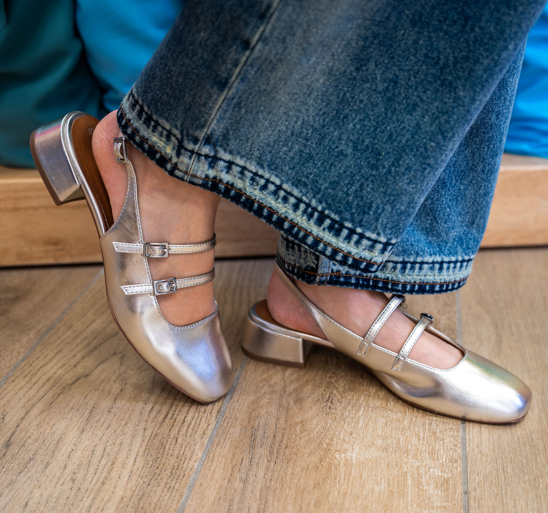 vrouw draagt pumps met bandjes