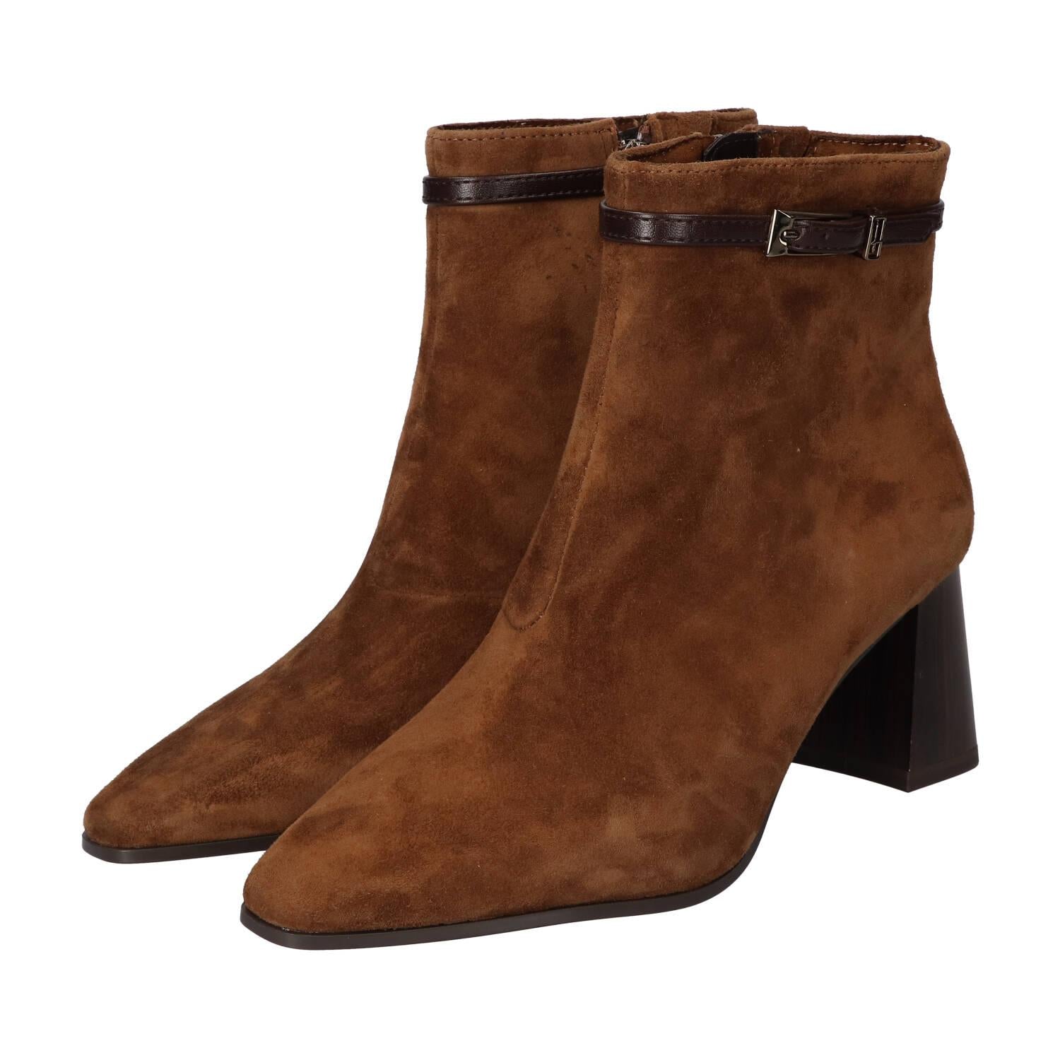 Booties, Cognac